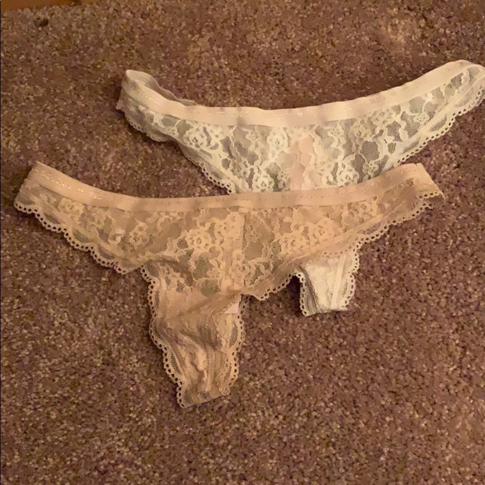 2 VS thongs